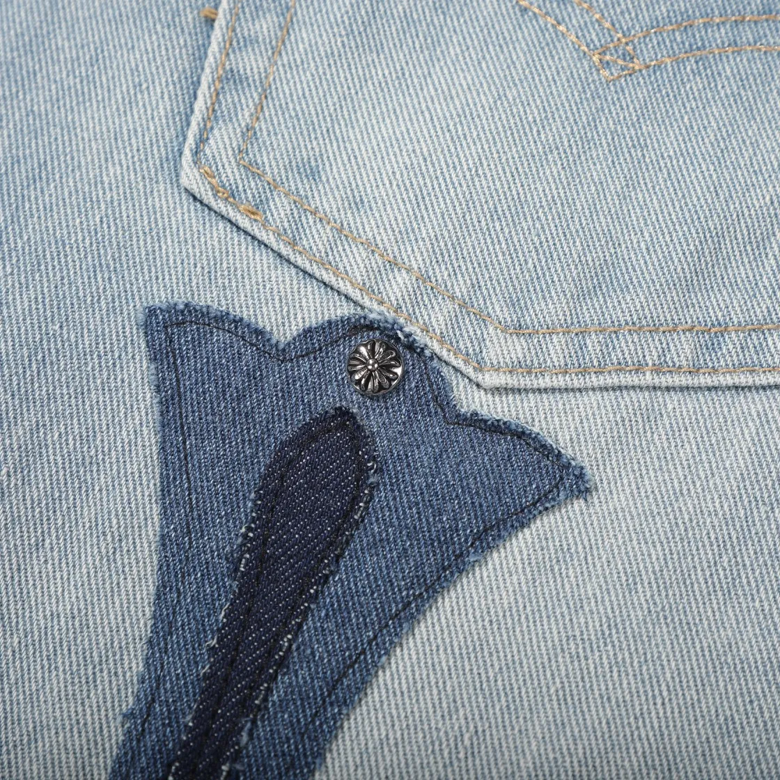 P310 (top replica) Ch rare co-branded top item Chrome hearts new Chrome heart patchwork leather patch cross stitching micro-flare jeans Top-notch configuration, details are invincible! ! Cleanfit has become very popular in the past two years, and Kroxin’s consistent style is particularly high-end! ! Imported Japanese woven fabric ready-made clothes, genuine leather Crocodile leather labels and waist cloth leather tags are sewn on. The overall process is very cumbersome. The buttons on the trousers fly, rivets, back pockets, and metal decorative plates are all custom-made from molds. After they are finished, they are distressed to create a very effective effect. It has a vintage taste, and has been used by all kinds of big-name European and American celebrities. Kenijima’s cleanfit style has become popular all over the world. Top-grade hardware, pay attention to my detailed photos, the buttons are all detachable, and they are made of 925 engraved silver! ! Match as you like, suitable for both men and women ✔️✔️ Color: Blue Size: S M L XL